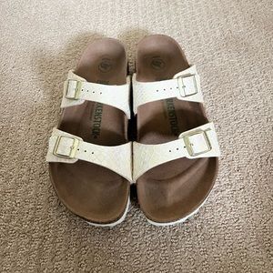 HARDLY WORN Birkenstock Shiny Snake Print in Shiny Cream